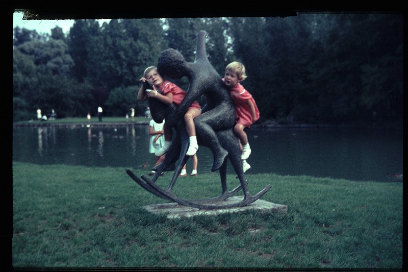 04.Delft aug 1966 Brigitte,Marion.JPG